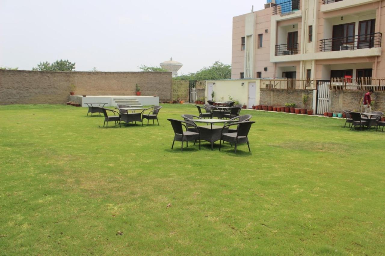 Atithi Suites - An Ahg Hotel Greater Noida Esterno foto