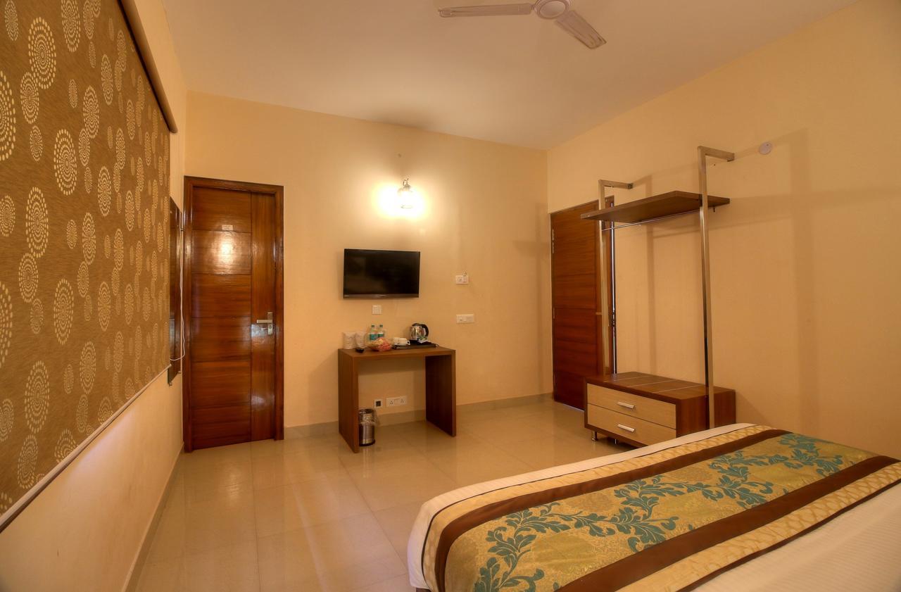 Atithi Suites - An Ahg Hotel Greater Noida Esterno foto