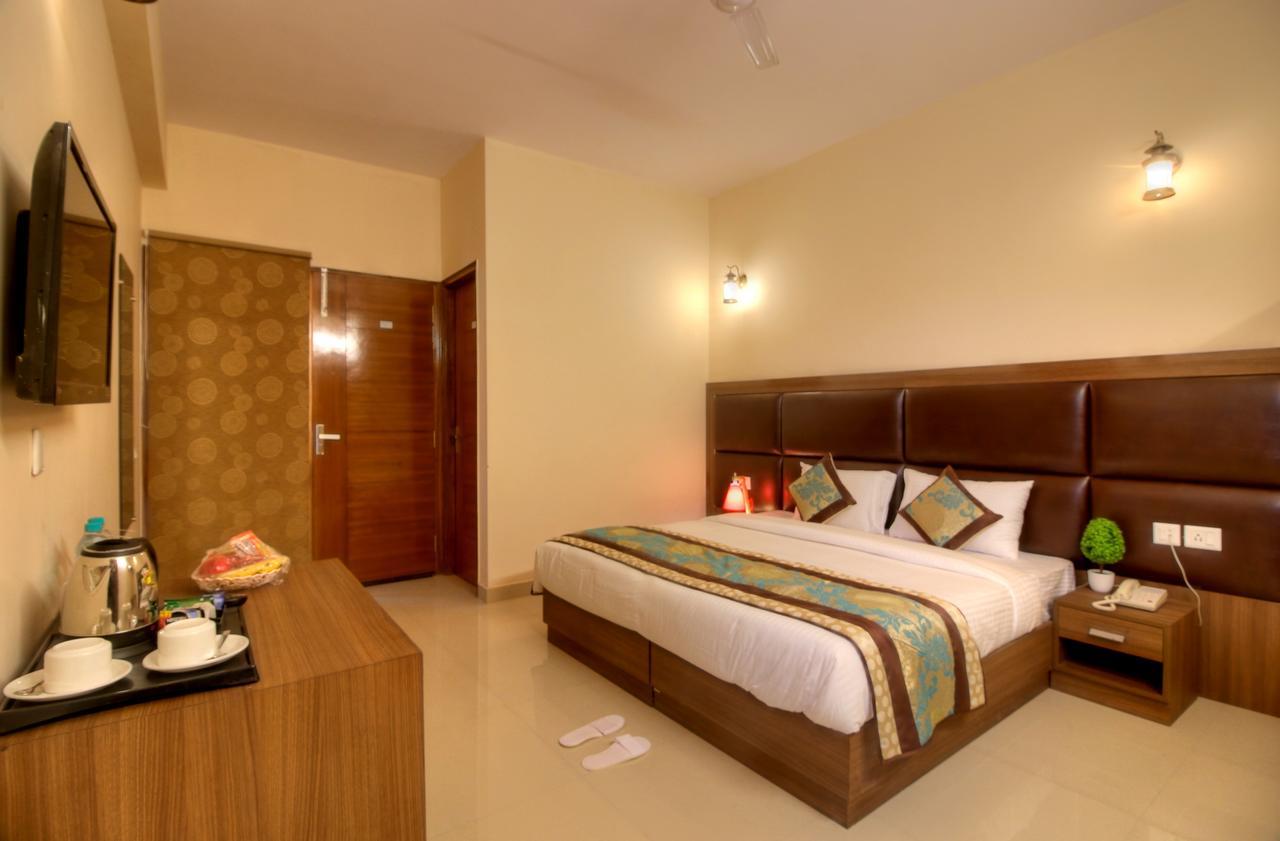 Atithi Suites - An Ahg Hotel Greater Noida Esterno foto