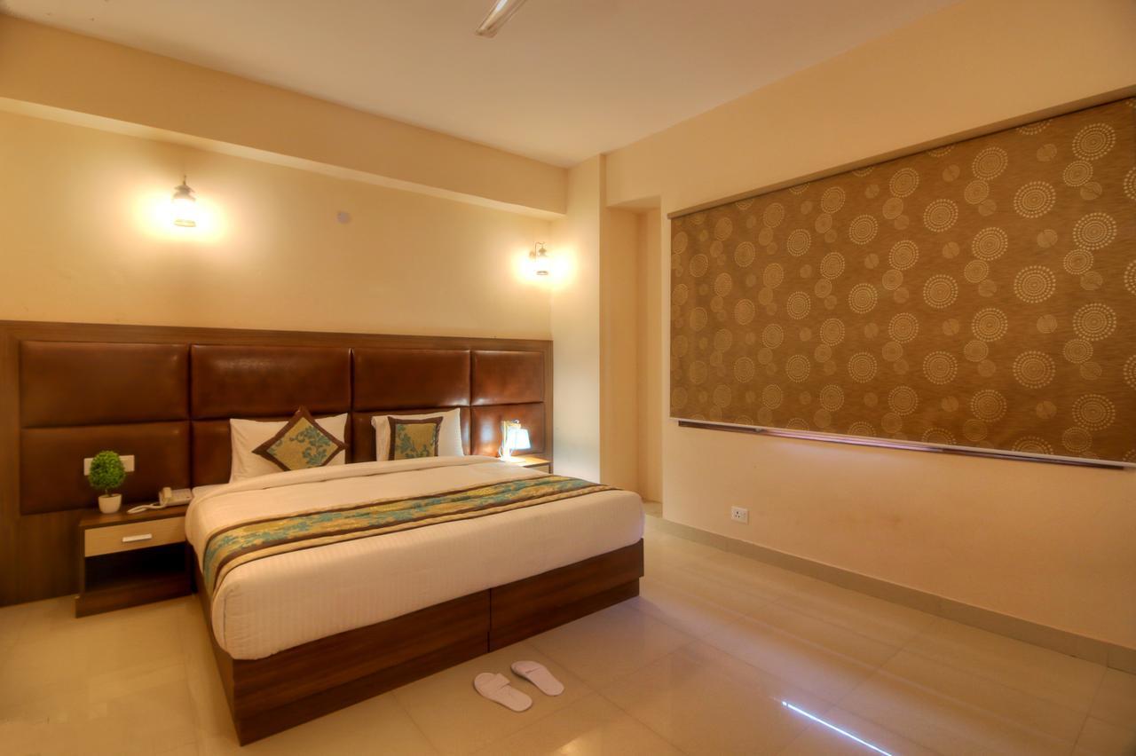 Atithi Suites - An Ahg Hotel Greater Noida Esterno foto